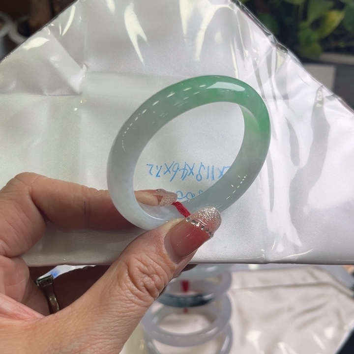 翡翠手镯（贵妃镯）未镶嵌晴绿