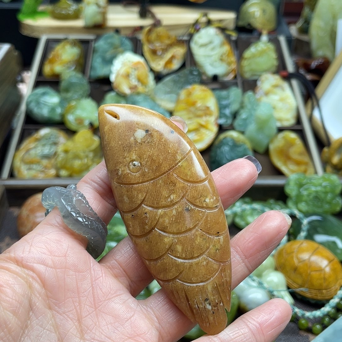 蛇纹石玉颈饰未镶嵌辽阳手玩鱼