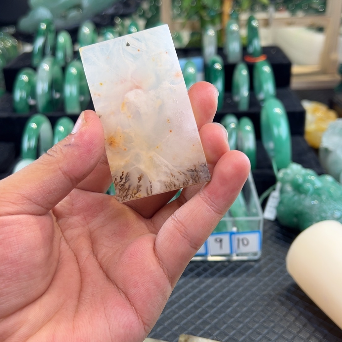 颈饰未镶嵌石英质玉（非洲翠）