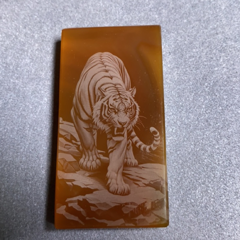 玛瑙影雕双面雕老虎吊坠