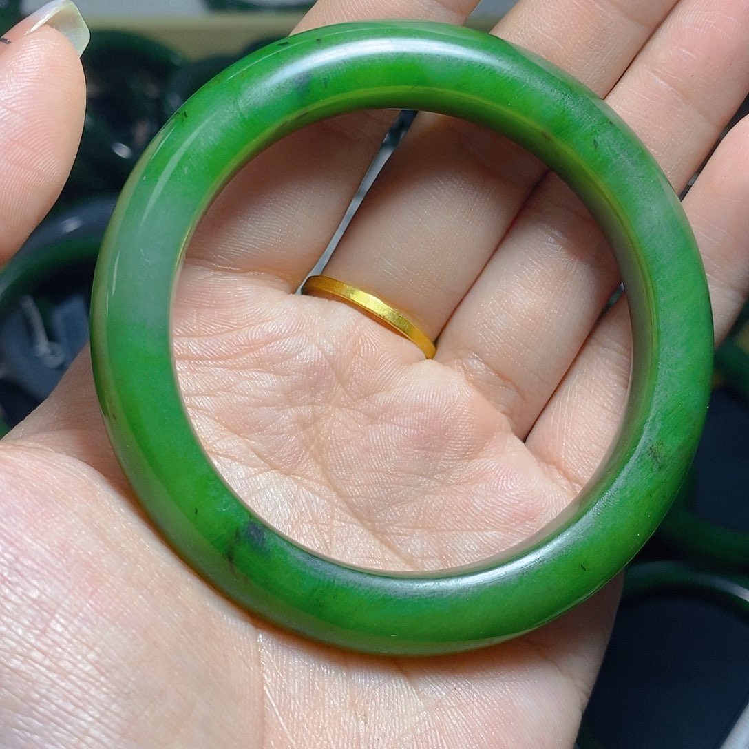 岁***斯和田玉（碧玉）未镶嵌手链