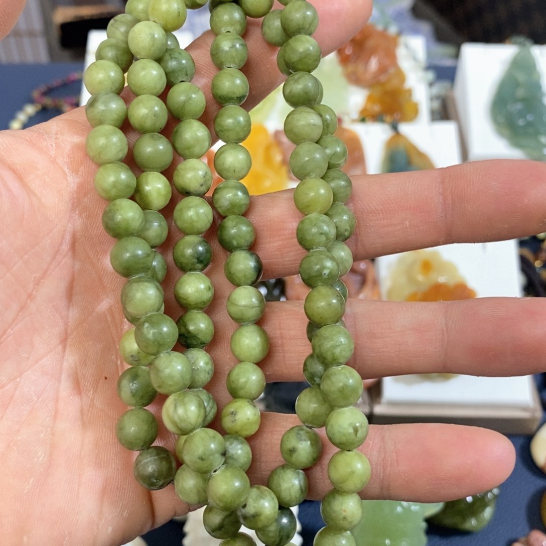 蛇纹石玉颈饰未镶嵌