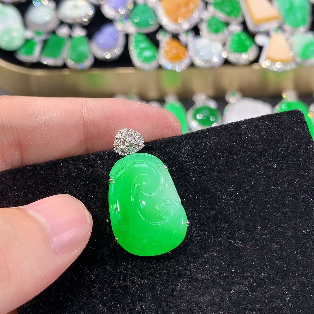 翡翠18K金镶嵌颈饰