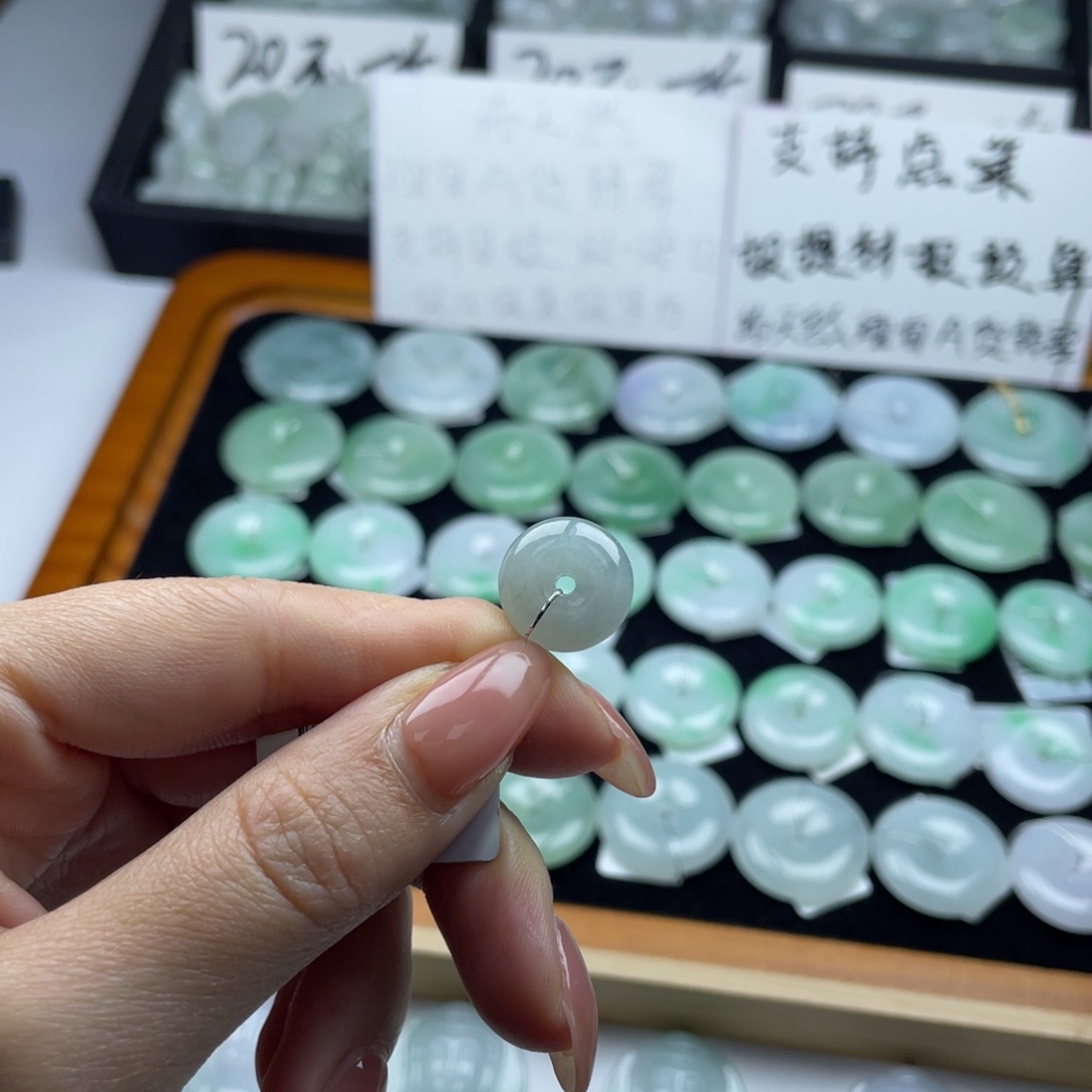 翡翠颈饰未镶嵌平安扣