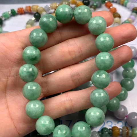 翡翠颈饰未镶嵌漂**孩