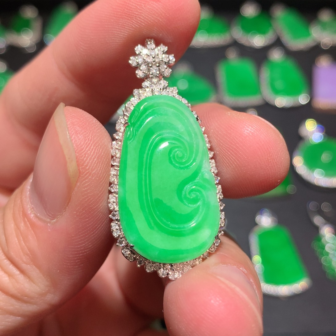 翡翠颈饰18K金镶嵌翡翠