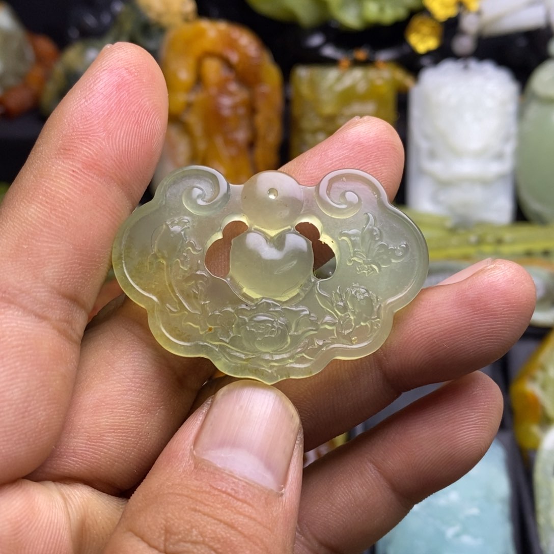 蛇纹石玉颈饰未镶嵌