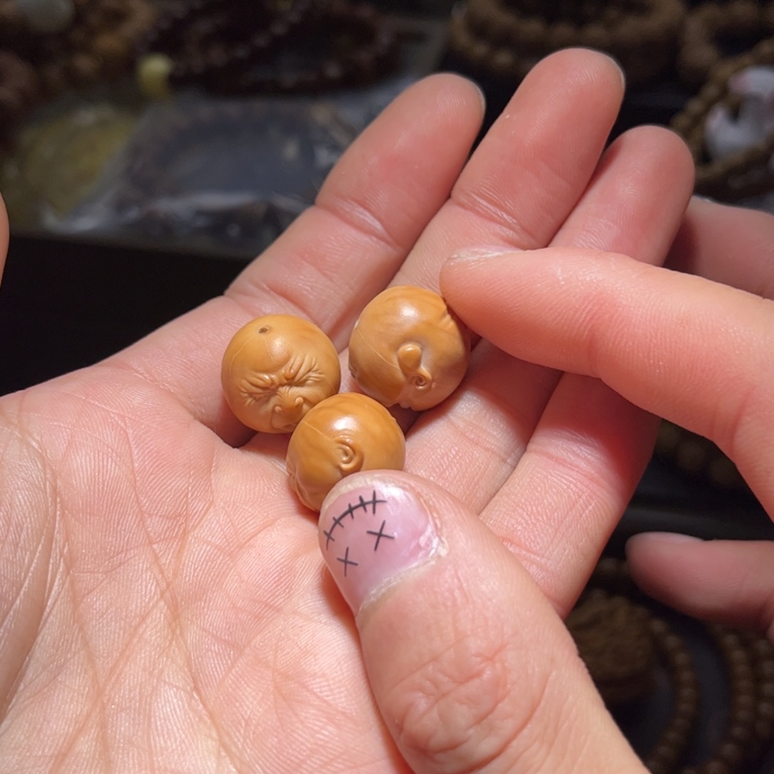 吊坠猴头核桃别说话吻我