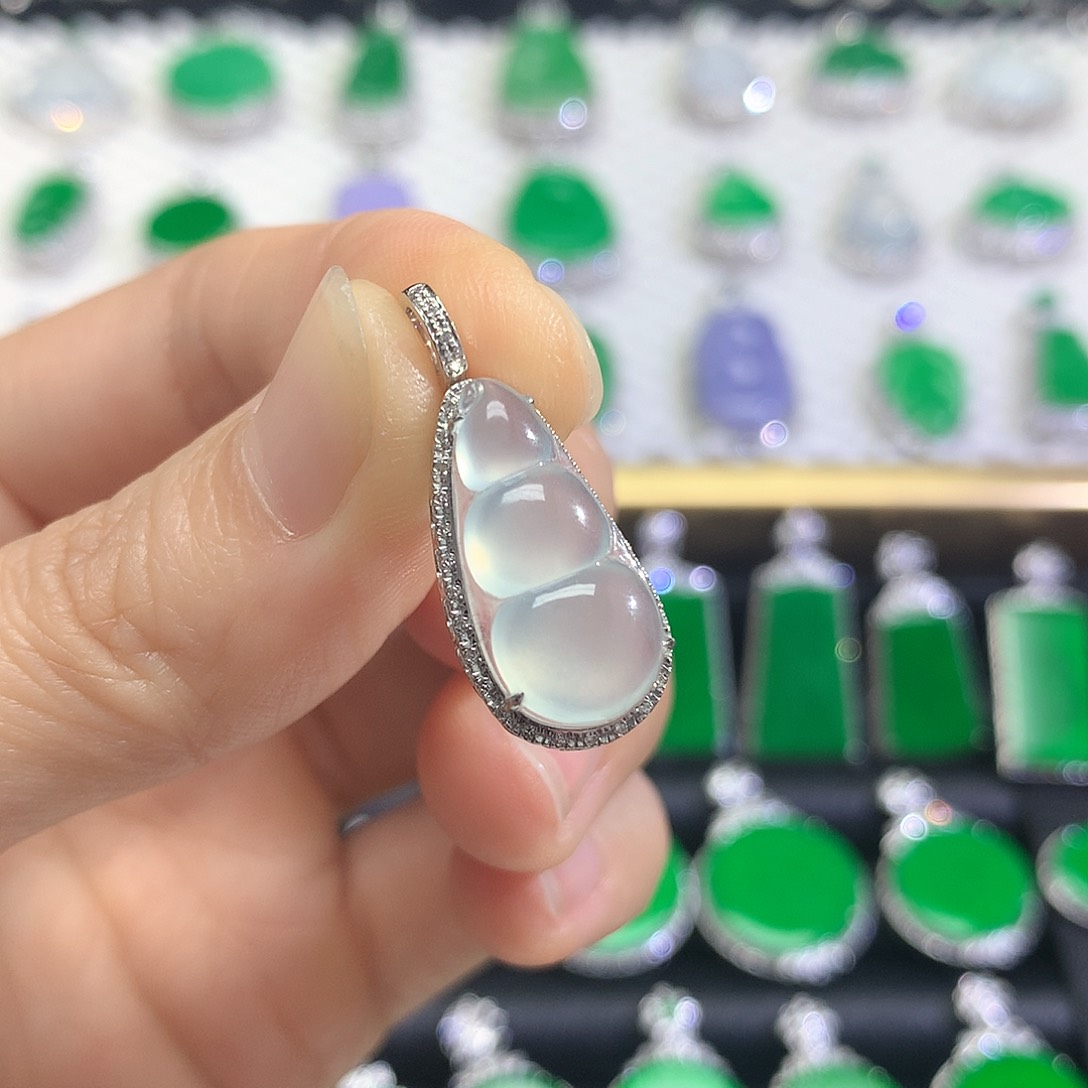 颈饰18K金镶嵌翡翠吊坠