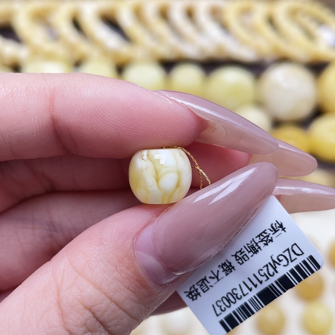 琥珀未镶嵌裸石10.4*8.7mm直切瑕