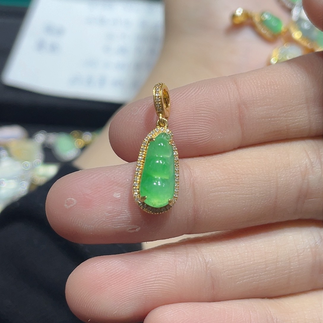 翡翠颈饰18K金镶嵌盐****店吊坠