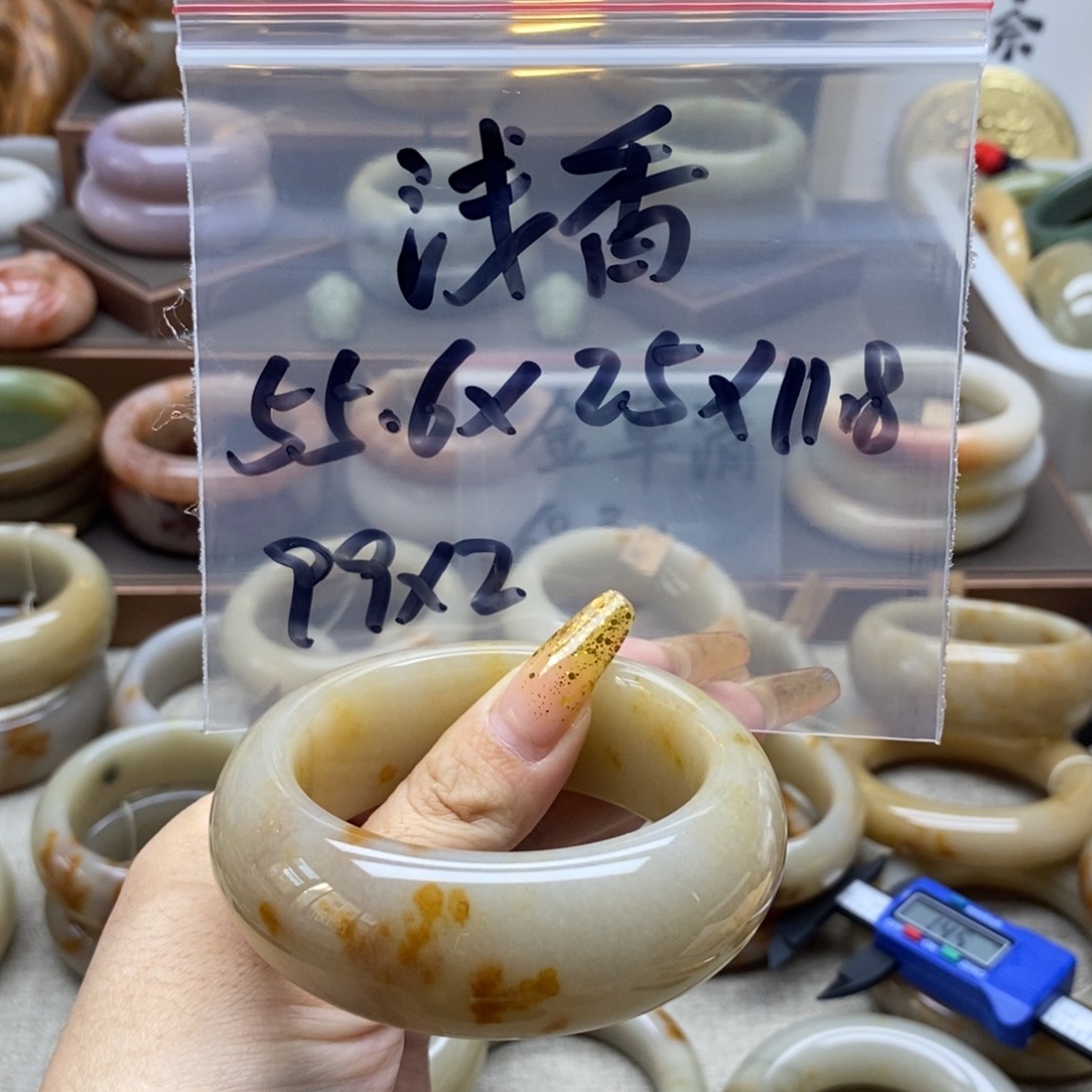 浅***香石英岩玉合金手镯