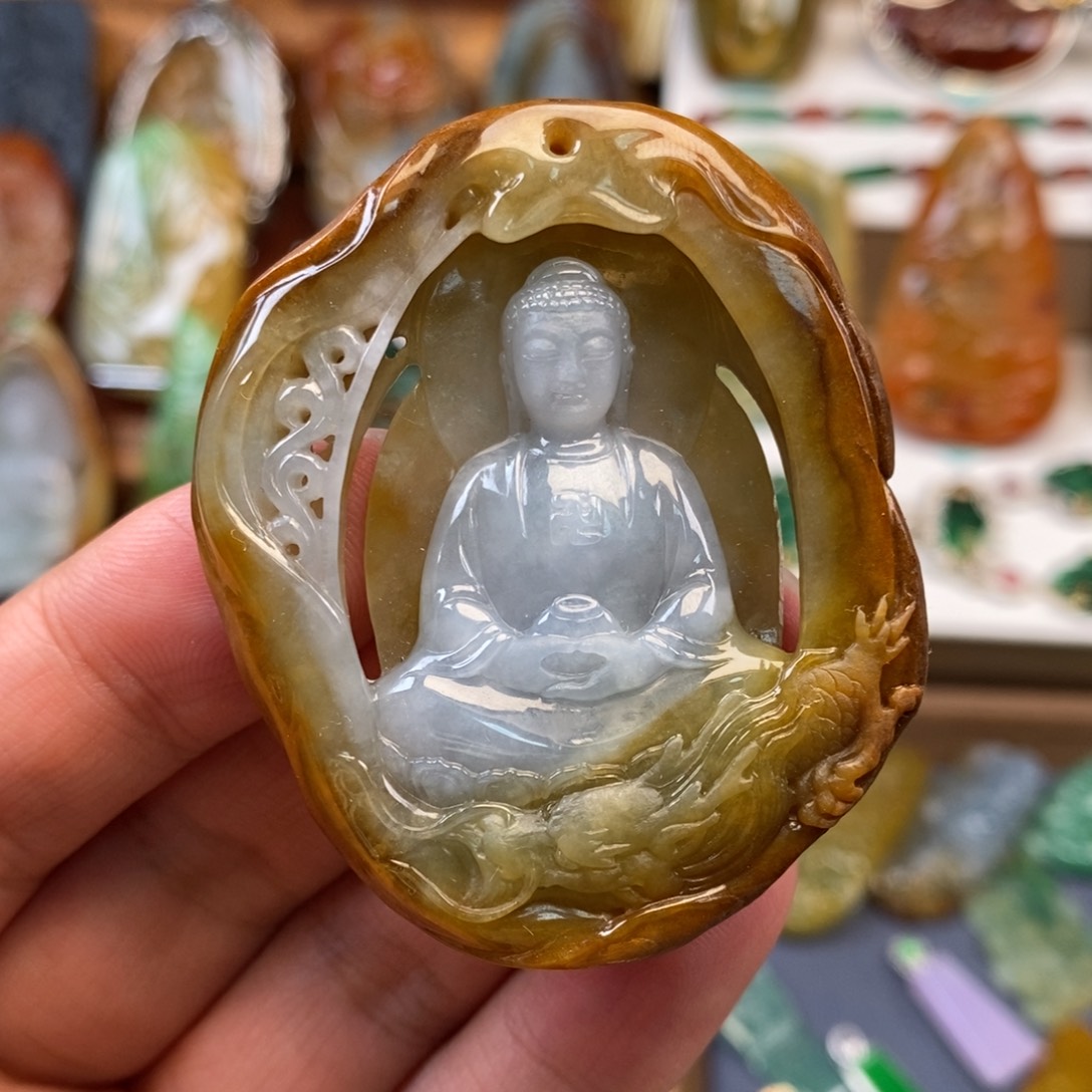 翡翠未镶嵌颈饰大日如来