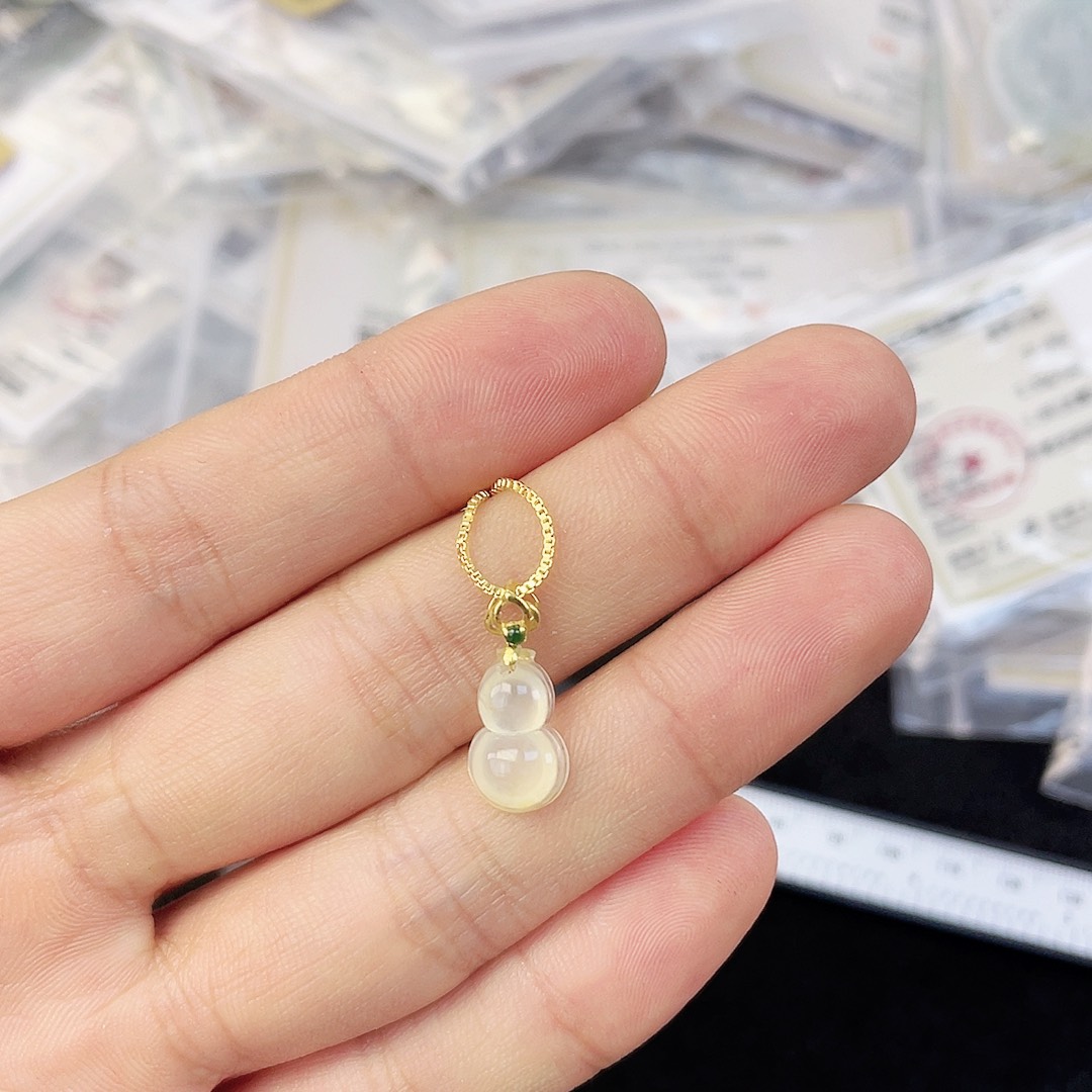 翡翠未镶嵌颈饰葫芦