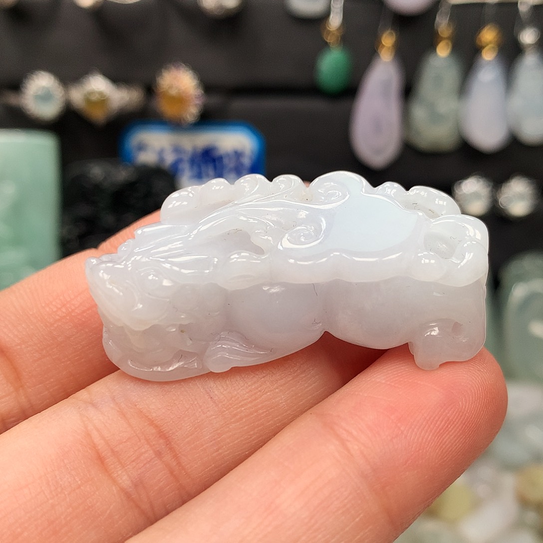 翡翠未镶嵌颈饰貔貅