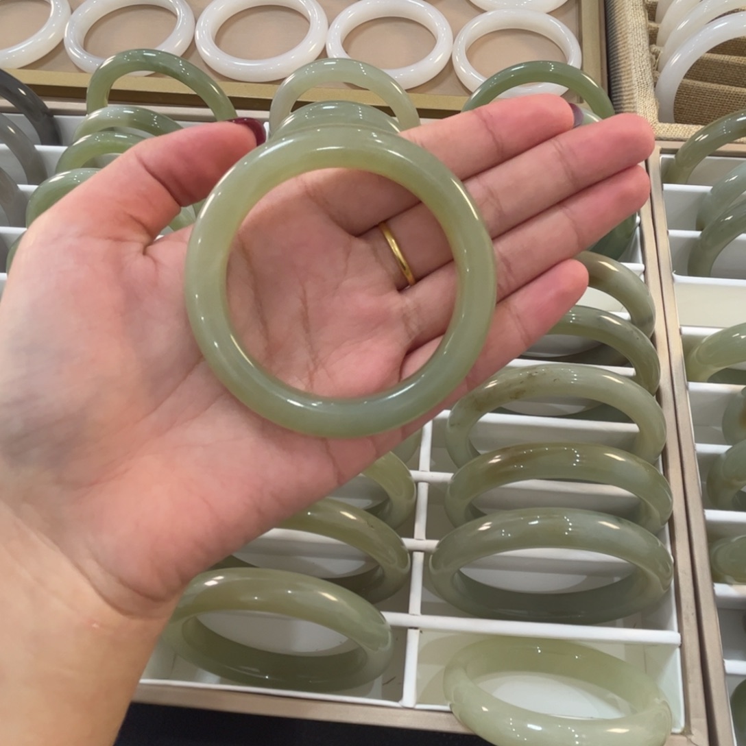 和田玉未镶嵌手镯