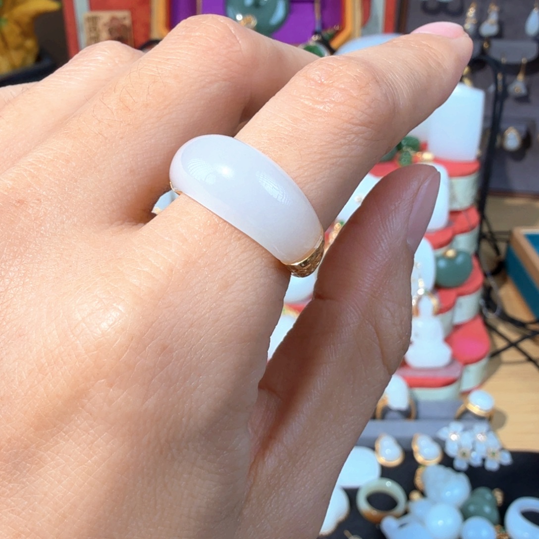 予***琅颈饰18K金镶嵌和田玉