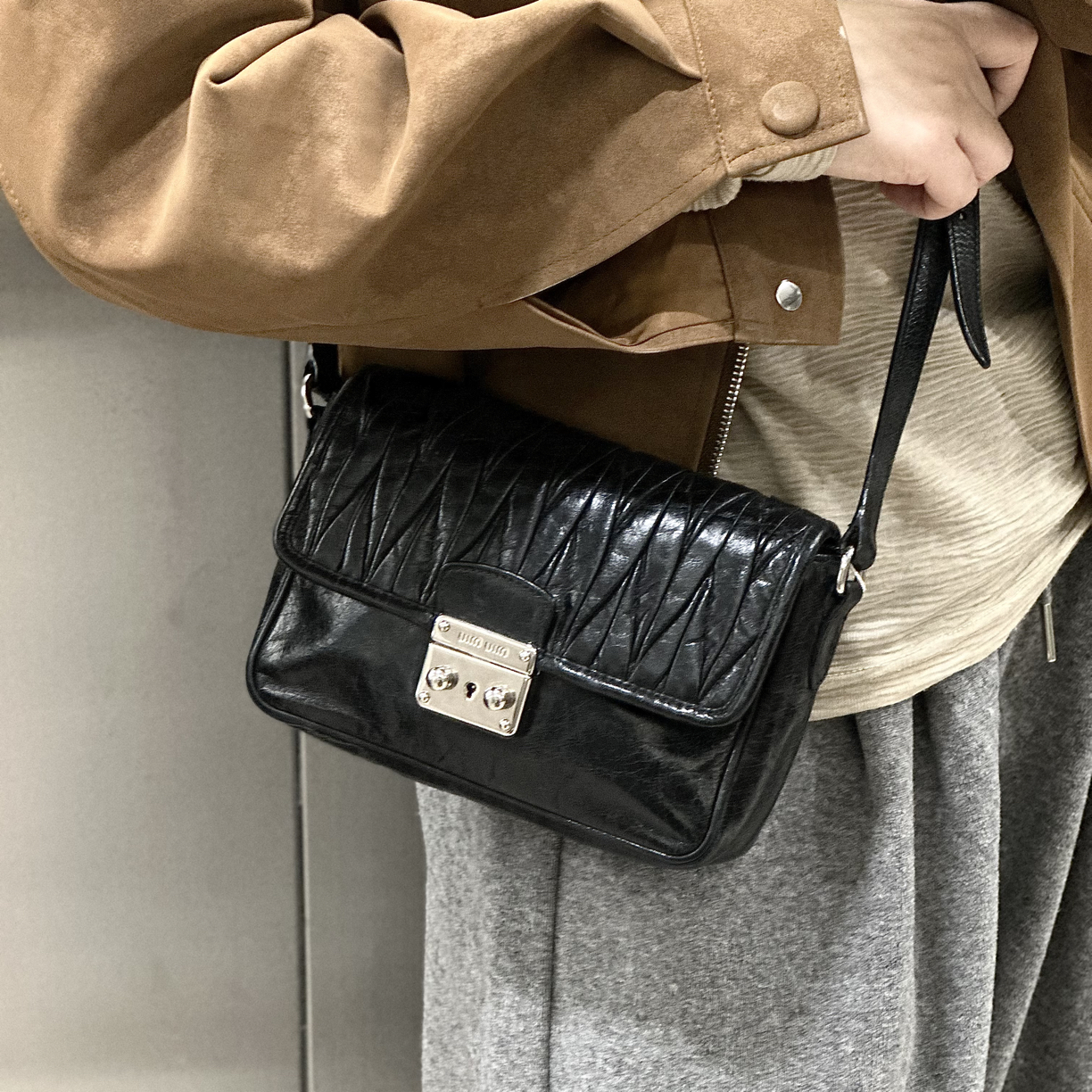 95新 MIU MIU/缪缪 黑色油蜡皮斜挎包褶皱
