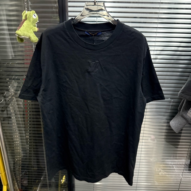 95新 LouisVuitton/路易威登 lv/黑色浮雕短袖/xl码