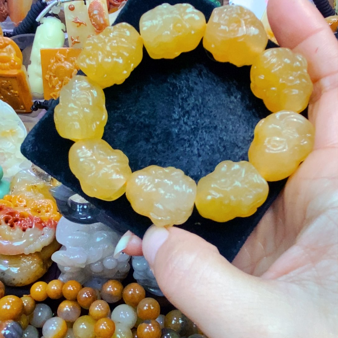 未镶嵌石英质玉（黄龙玉）颈饰