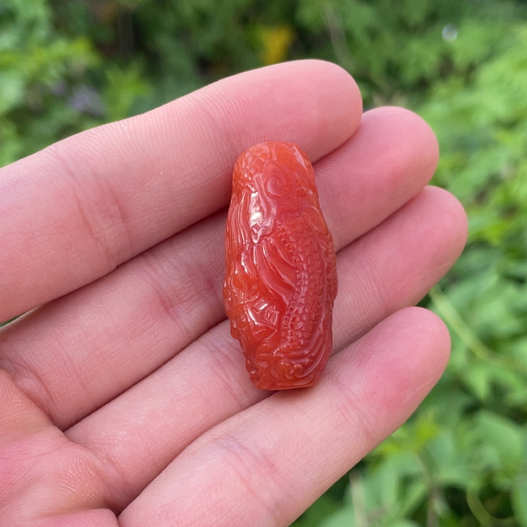 33.5mm瓦西辣椒红原矿雕刻桶珠龙题材