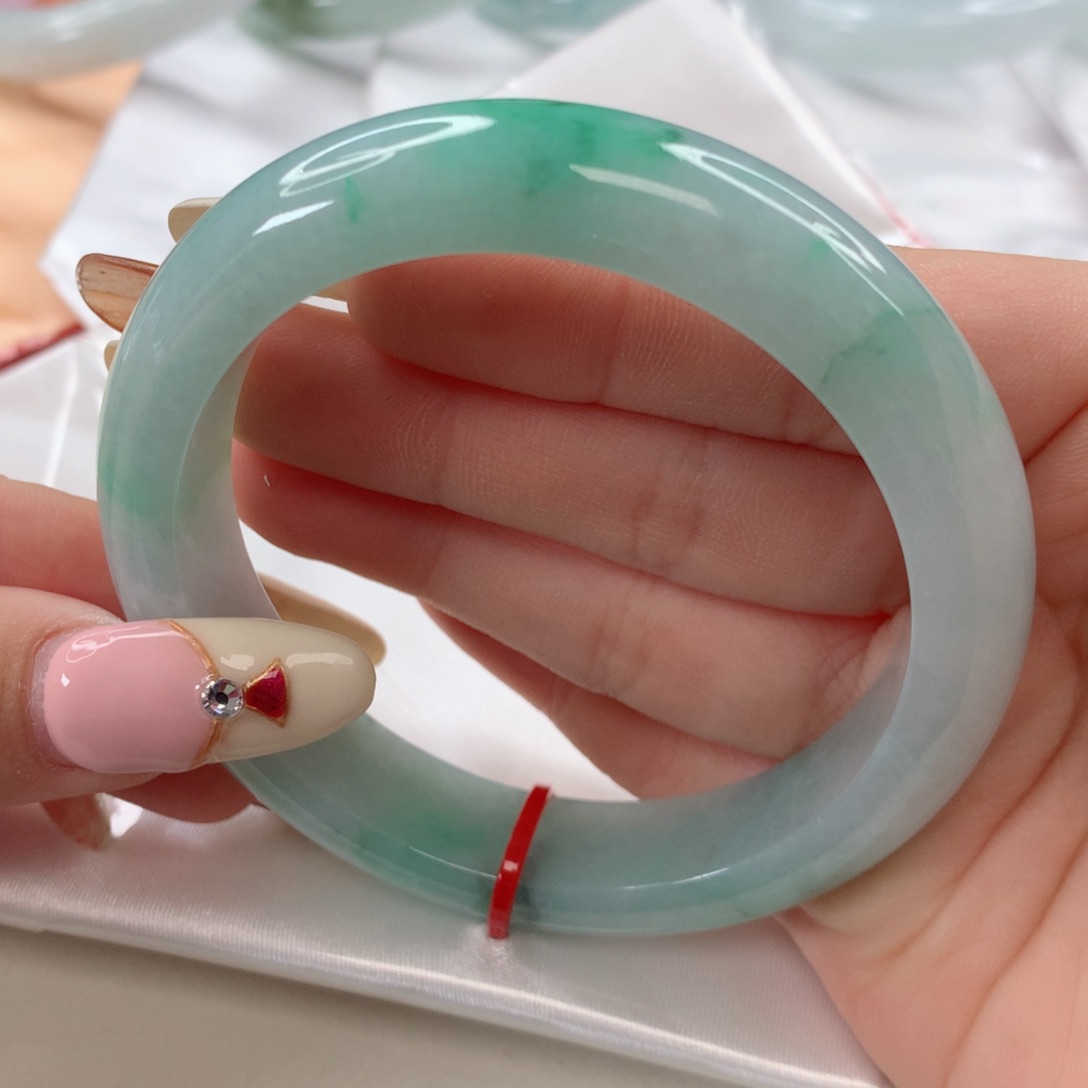 翡翠手镯未镶嵌?****?57.5圈口