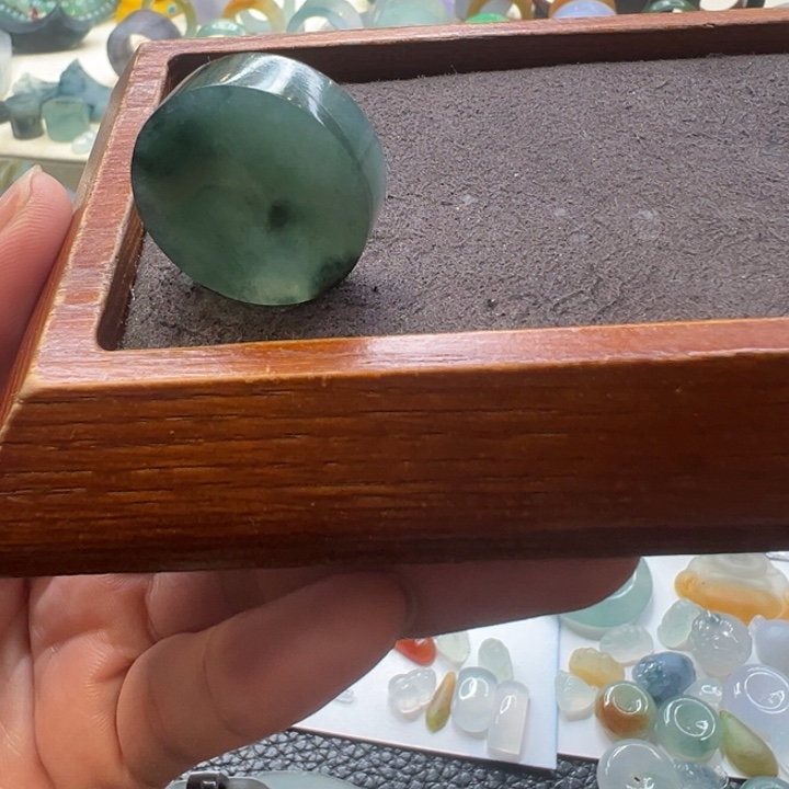 定制翡翠未镶嵌有纹裂