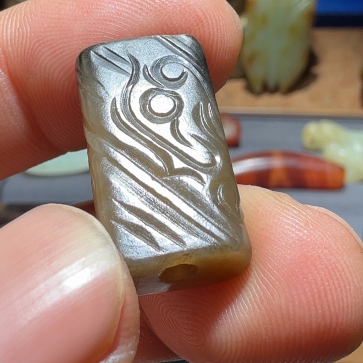 邓***群和田玉（糖玉）未镶嵌颈饰