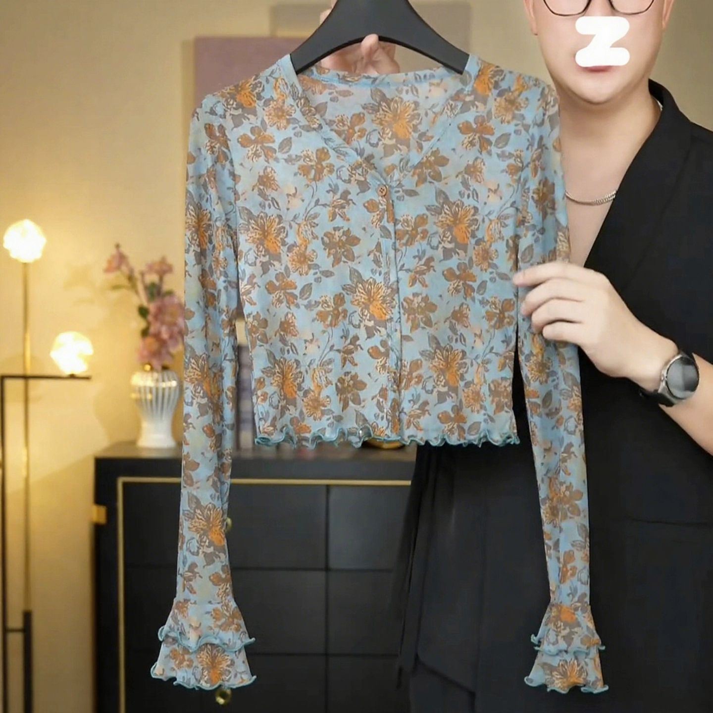 【芳芳女装】气质印花喇叭袖T恤女早秋新款木耳边下摆V领长袖上衣潮