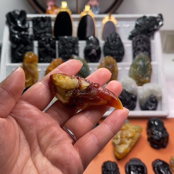 蛇纹石玉未镶嵌颈饰沪*帅