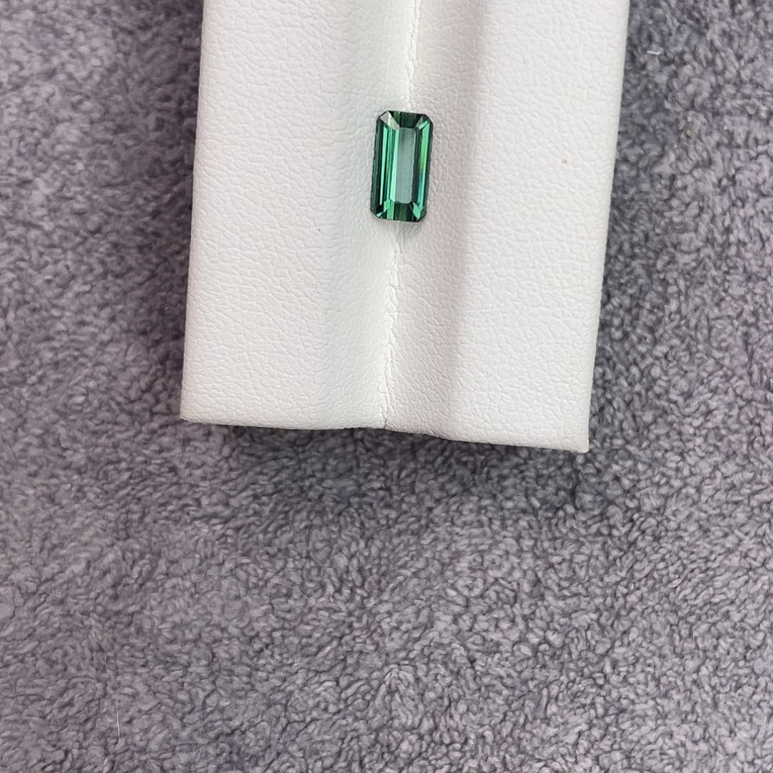 碧玺裸石未镶嵌1.08Ct。
