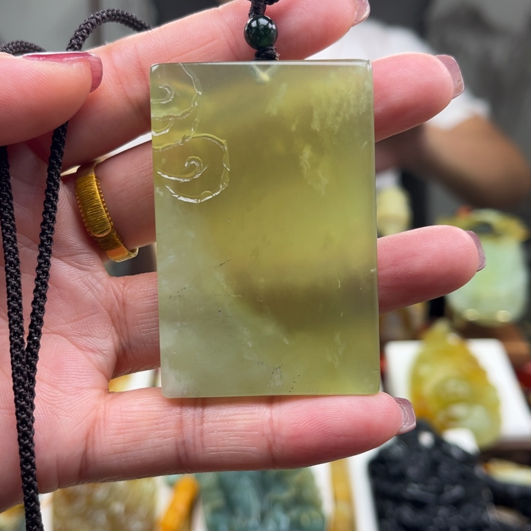 岫玉未镶嵌颈饰挂件