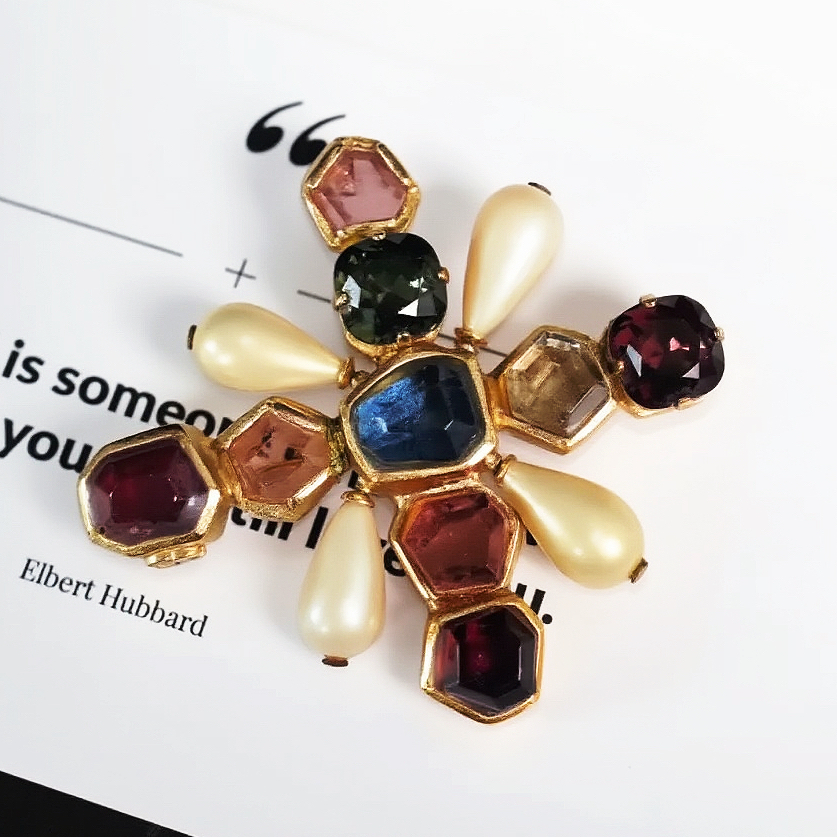 Chanel 多色琉璃珍珠芒星胸针