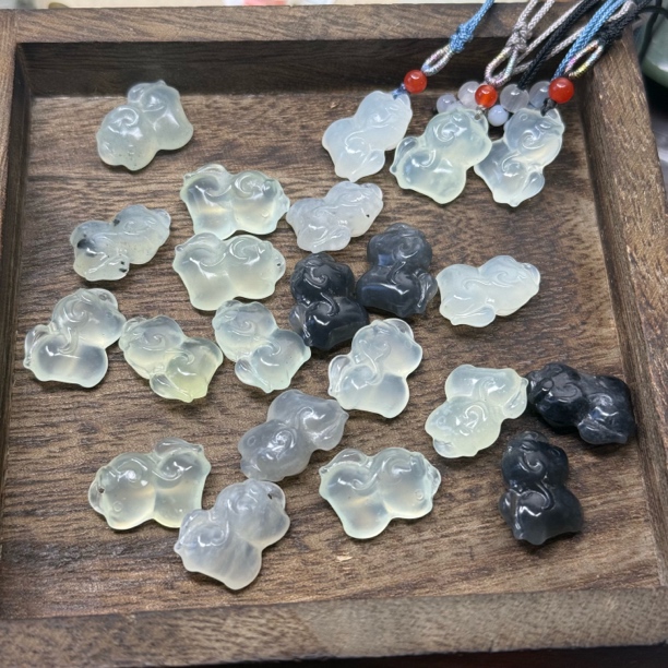 天然岫玉小马吊坠/手机链（随机发或播间选款）（天然岫玉 默认微瑕）