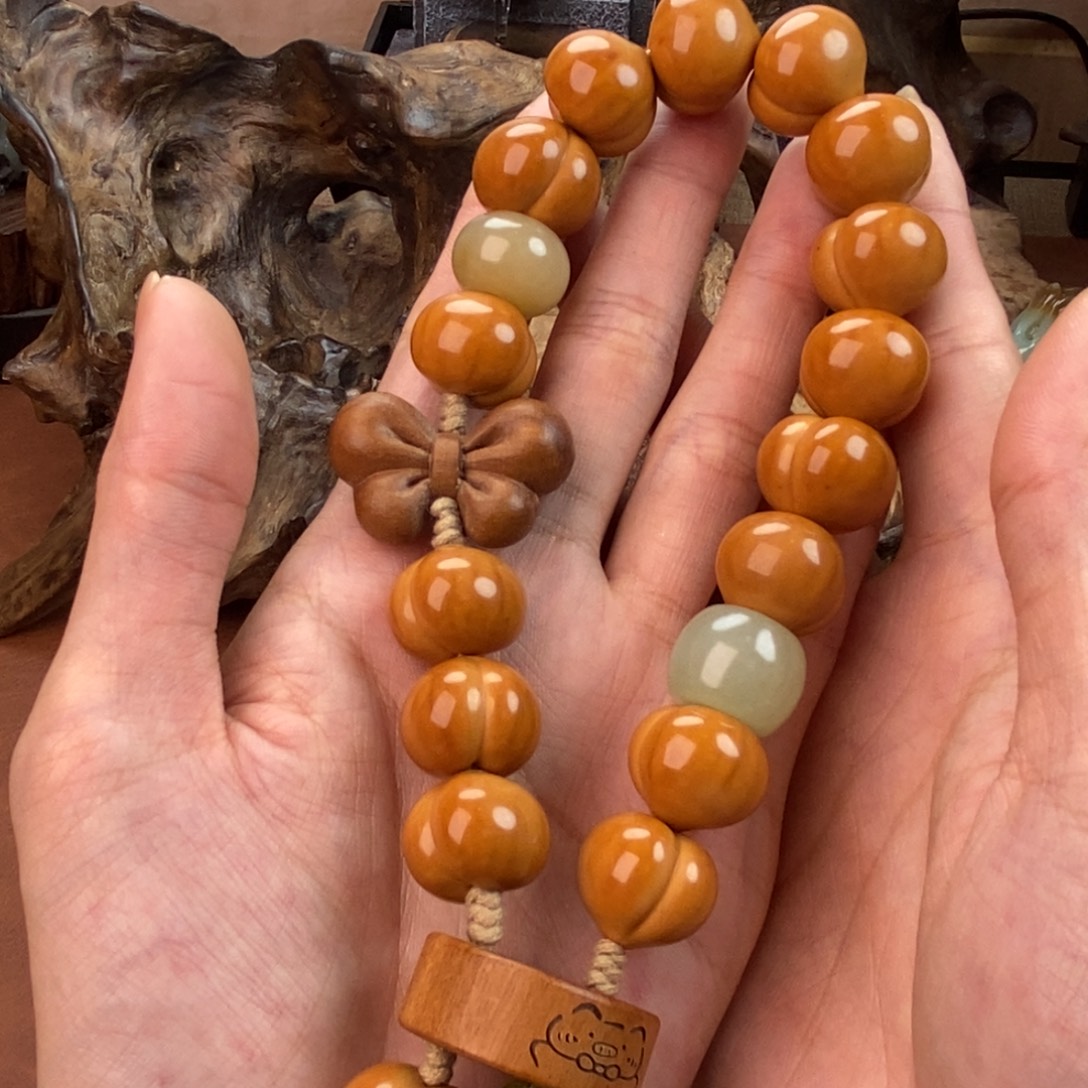 向***笑和田玉未镶嵌颈饰