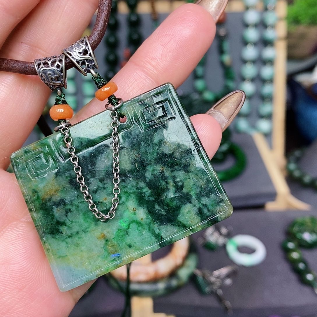 翡翠颈饰未镶嵌漂亮美眉