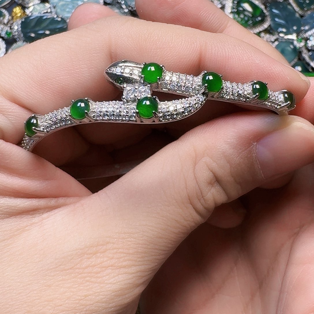 翡翠未镶嵌颈饰天然A货翡翠放漏