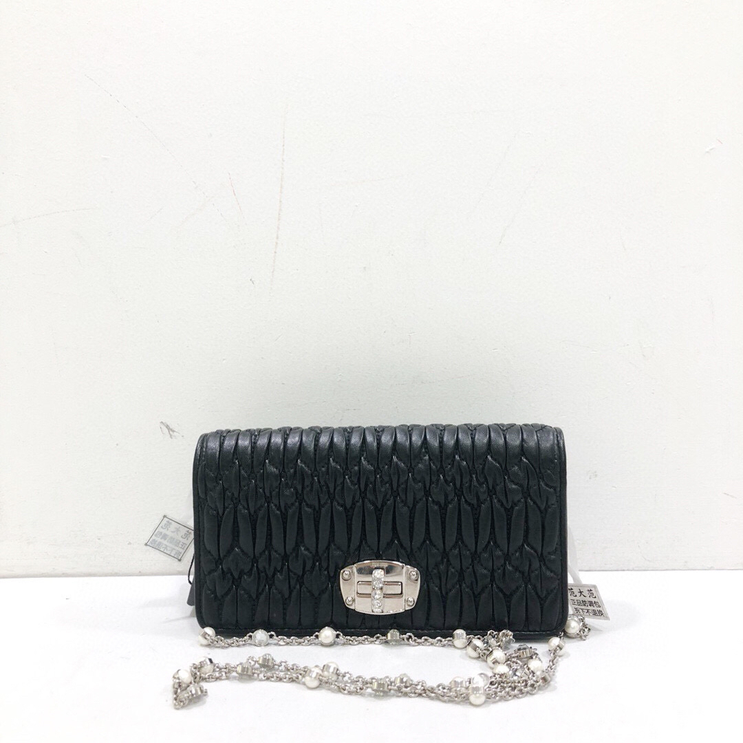 95新 MIU MIU/缪缪 缪缪全皮新款黑银褶皱宝石链条包