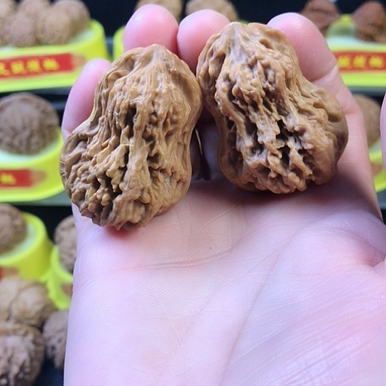 文玩核桃盘山葫芦1个尖有微黄