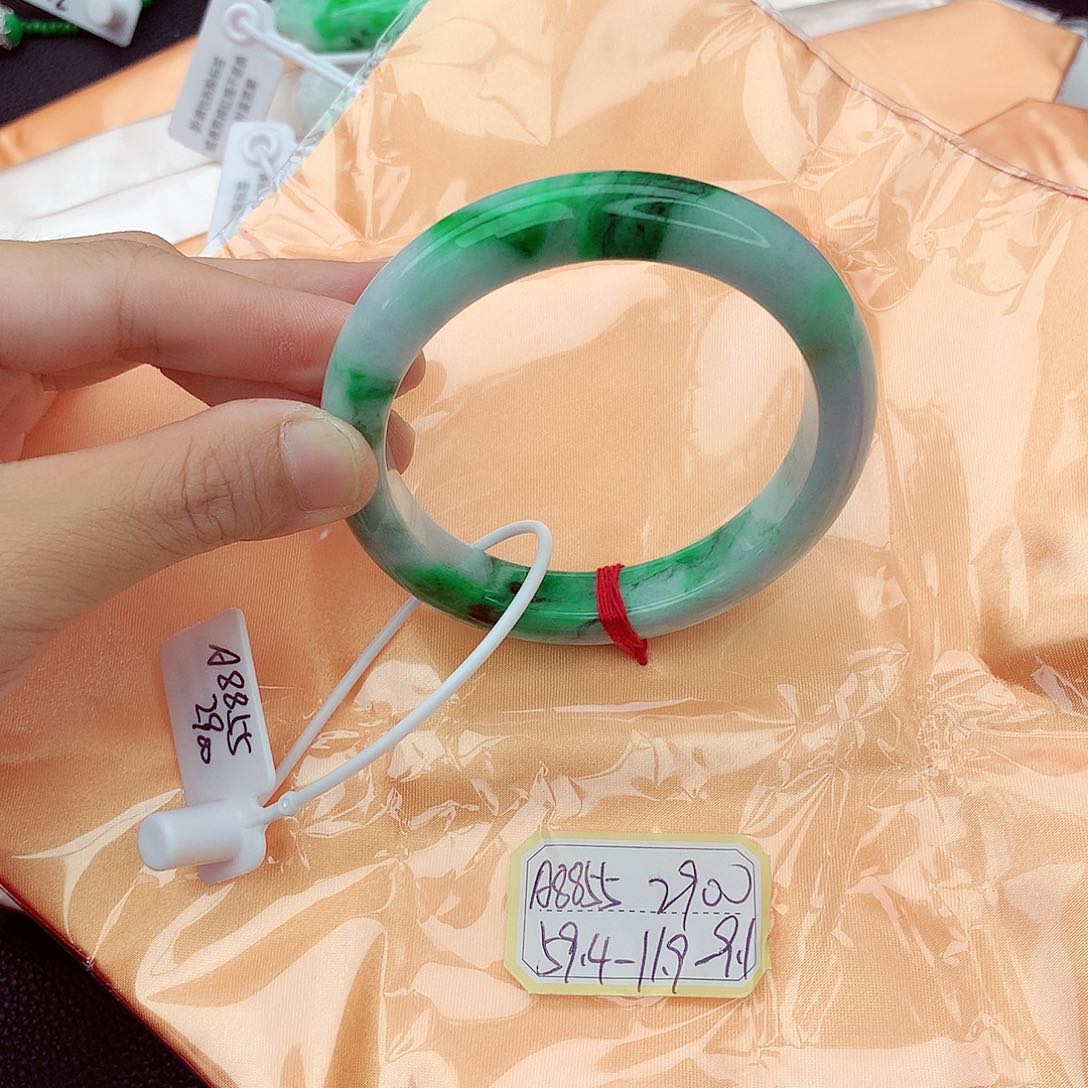 翡翠手镯未镶嵌翡翠