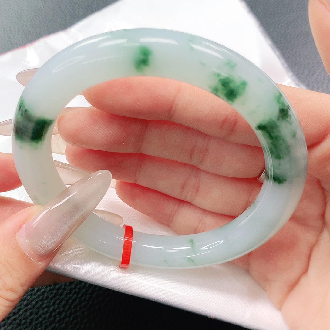 翡翠手镯未镶嵌55圈