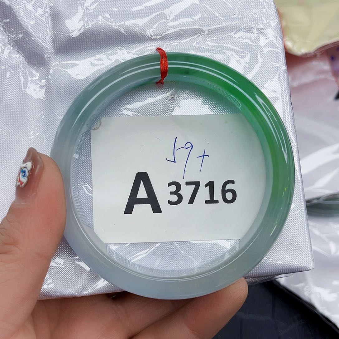 翡翠手镯未镶嵌手镯