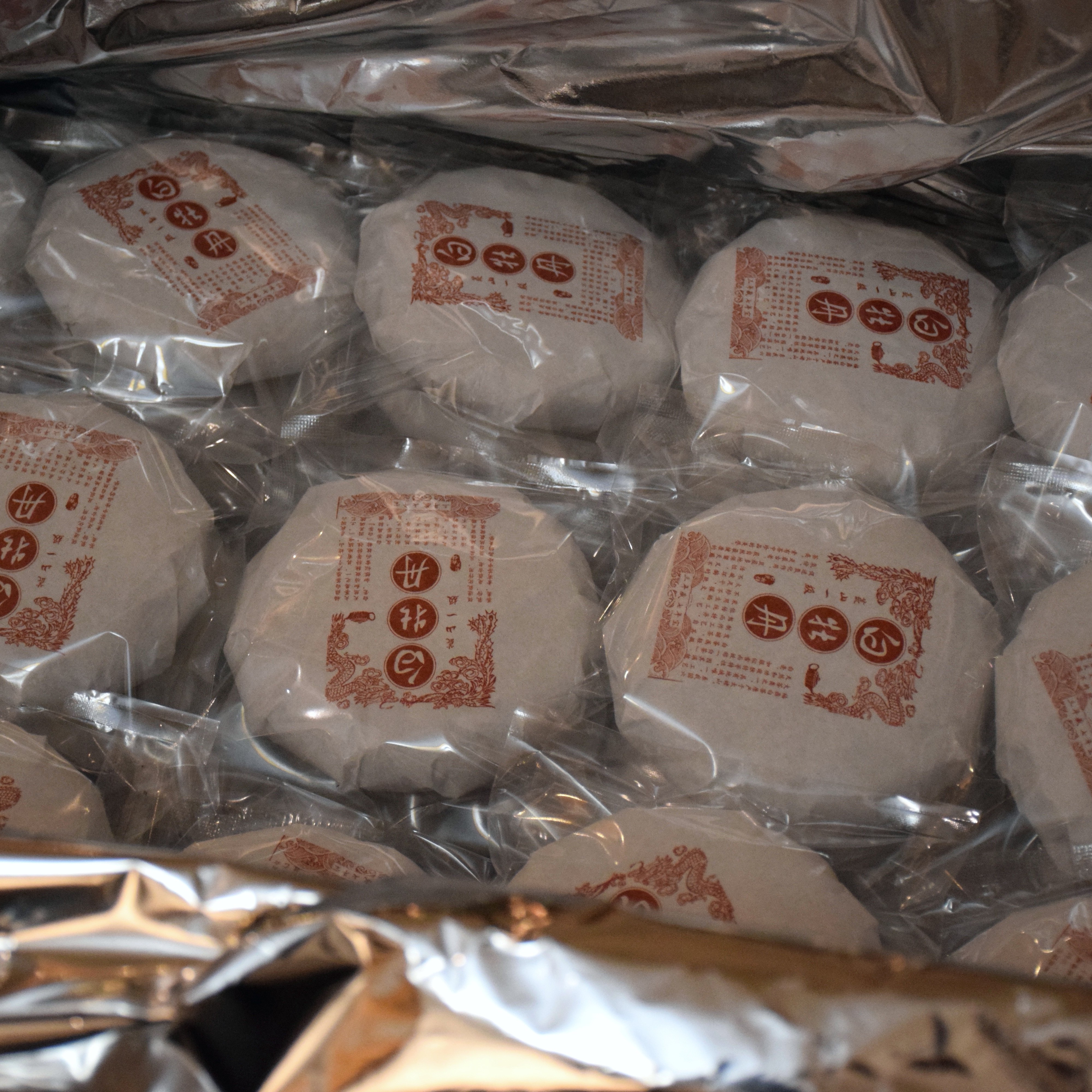 2022年荒野白牡丹100克松压茶饼