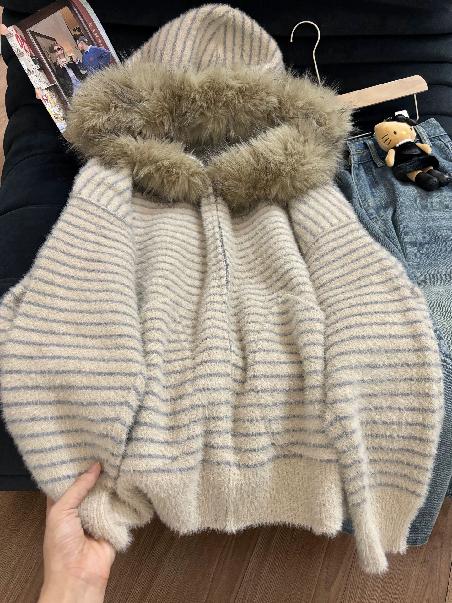 慵懒风宽松连帽带毛领珍珠奶茶色条纹外套