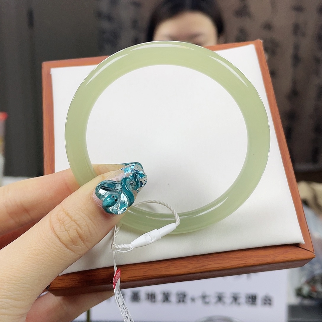 和田玉手镯未镶嵌殊*