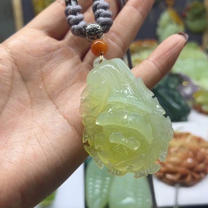 蛇纹石玉未镶嵌颈饰