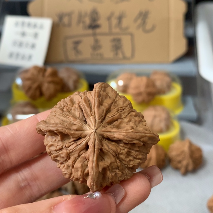 伯***韦吊坠文玩核桃异形单只，有瑕疵