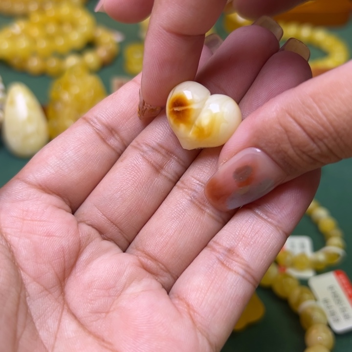 蜜蜡未镶嵌珠宝奇石