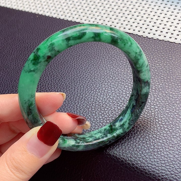 翡翠手镯未镶嵌翡翠