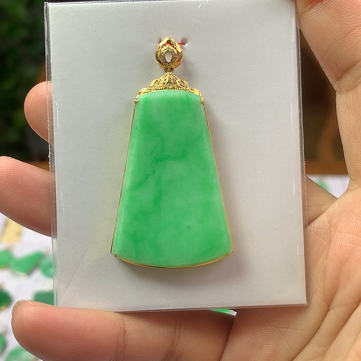 翡翠18K金镶嵌颈饰翡翠首饰